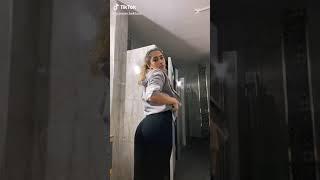 liseli kız okul tuvaletinde twerk Show yapıyor ayakta boşalmayın diyor