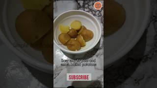 Easy way to peel and smash boiled potatoes #kitchenhacks #kitchentips # #potatoskins #shorts