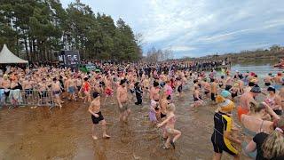 Neujahrsschwimmen im Heidesee in Halle