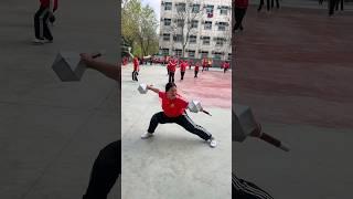 Shaolin Girl Showcases Power with Double Hammers (双锤)