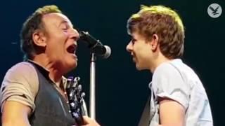 Bruce Springsteen brings young fan up onstage to perform 'Growin' Up' with him