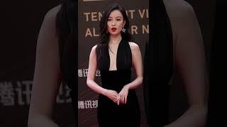 倪妮 亮相 (腾讯视频星光大赏) 红毯 妮本人是可可爱爱的 不过一拍照就很酷  #倪妮时尚  #倪妮气质