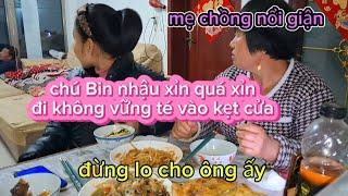 482.Hai mẹ con đang ăn cơm, Nghe một cái rầm nhìn lại thấy chú Bin té vào kẹt cửa ngồi dậy không nổi