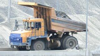 Карьерный самосвал БЕЛАЗ, разгрузка BelAZ 7540