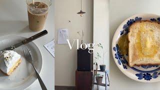 Vlog. 잔잔한 일상로그. 출판 편집자 직장인 브이로그. 첫 유튜브 선물. 디저트 카페투어. 혼자 카페에서 독서하고 글 쓰는 조용한 일상. 소품샵 투어 하며 혼자 노는 브이로그