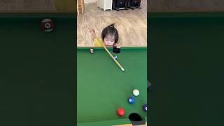 女兒小莫［育兒日常］妹妹越來越會打撞球，看我藍球一杆進洞。2y1m15d
