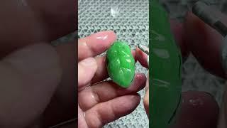 绿翡翠雕琢成叶，质地温润，脉络间满是匠心 ##翡翠 #翡翠定制 #翡翠雕刻手艺人 #翡翠珠宝