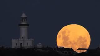 Stunning Video Shows Penumbra Moon Rising Over Cape Byron Lighthouse