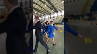 How many crew on this video? #ukraine #flyuia #aviation