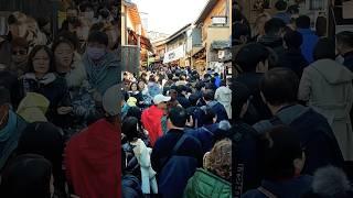 Kyoto's Kiyomizu Temple is extremely crowded due to a sudden increase in Chinese tourists!