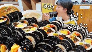 "헤엑!! 7줄에다 라면까지요??!!" 김밥집에서 7줄에 라면, 어묵탕 먹방에 포장하던 손님이 깜짝 놀라서 사진 찍으셨어요 ㅋㅋㅋ 모든 사람 초토화  만리 김밥 먹방