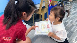 Diem teased Quynh when she received her certificate of merit