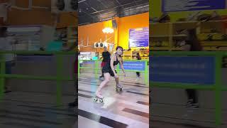 吓到帅哥了#轮滑小辣椒 #溜冰场 #轮滑 #专业动作请勿模仿 #全抖音最火的轮滑