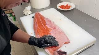 如何切三文鱼。How to cut a salmon