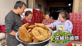 摘一把花椒叶，做一顿椒叶油饼，外酥里软太好吃了！