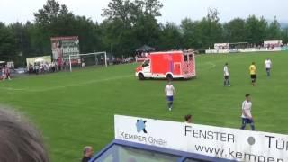 Rettungswagen auf dem Sportplatz