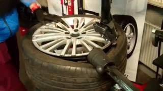 235/40ZR18 leverless tire demounting