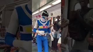 Puro Suco do Rio: Power Rangers encontram outros Zoeiros dentro de Trem, dançam e agitam passageiros