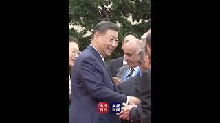 习近平同出席中国国际友好大会暨中国人民对外友好协会成立70周年纪念活动外方嘉宾入场 | CCTV