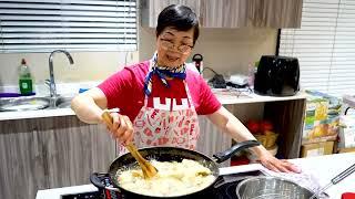 How to Make Chinese New Year Snacks: Crispy Deep-Fried Dumplings (with Sesame Seeds)