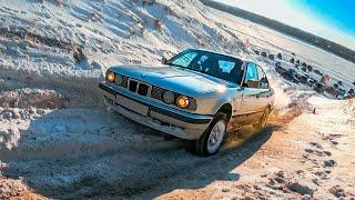 ТАНК E34 BMW 525ix показывает 4WD Audi и Mercedes