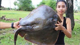 Primitive Technology: Survival skill cooking stingray in forest | Giant Sea food