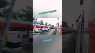 Sealdah Rajdhani beats Coalfield Express || Back to Back crossing || @130kmph