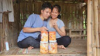 Today I went up the mountain to pick bamboo shoots to make chili bamboo shoots and he helped me