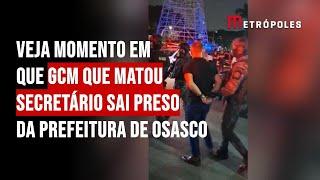 Veja momento em que GCM que matou secretário sai preso da Prefeitura de Osasco