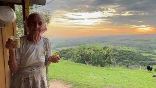 Dona vicentina mora no alto da montanha com uma visão maravilhosa # hoje com 83 anos na ativa…