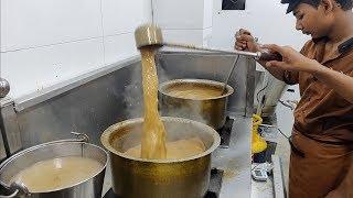 India's most famous Tea for Rs 10 | Yewale Amruttulya Chai | Indian Street Food