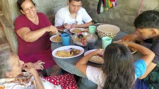 Comiendo con la abuela