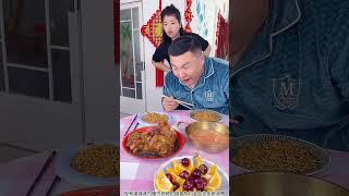 登子想独占肉排骨 看我怎么收拾他 让他吓的浑身发抖