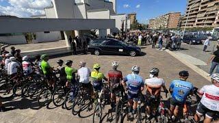 Funerali di Luigi, cento ciclisti arrivano in chiesa con le loro bici: «Chiediamo più rispetto e...