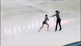 Evgeniia Lopareva et Geoffrey Brissaud dansent sur un medley de Mylène Farmer (danse sur glace)