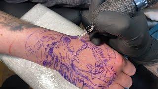 LIVE TATTOO: BEAR HAND 