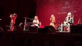 Neelam singing with Deva Premal and Miten „OM MANI PADME HUM“ – Meistersingerhalle Nürnberg 31.10.19