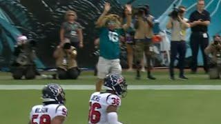 Jags fan runs on field & tries to get Trevor Lawrence's attention (HE WAS OPEN)