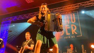 Claudia Hinker und die Lauser spielen die "Tiroler Buam Polka" Live