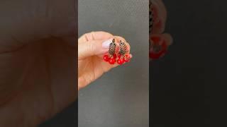 Шевелятся, играют, внимание притягивают — всё как мы любим!Живут своей лучшей жизнью у вас на ушах.