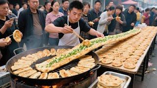 【炸裂！】80 后单身小伙路边摊卖小吃，一锅同时煎50个日赚千元，顾客自己拿袋装场面壮观