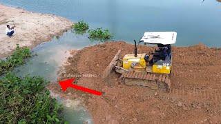 Connection Completely! KOMATSU D31P Bulldozer Push Soil Into Deep Water Unload By 5Ton Dump Trucks