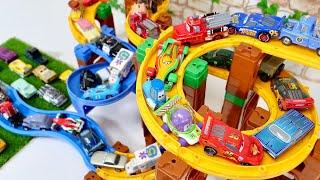 Disney Pixar Cars tomica toys たくさんのカーズのミニカーがくるくる・くねくねしながら坂道を走行します