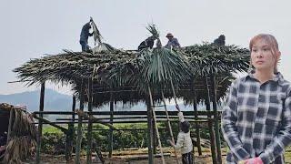 The girl finished the roof with the help of the villagers