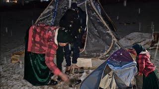 Asmat and her children spent a night under heavy snow"