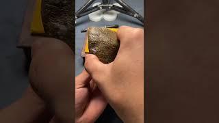 翡翠直播| 花200块钱买翡翠赌石切帝王绿，看看今天帝王绿张什么样子？假如你有500萬是買翡翠還是買黃金，评论区买翡翠的扣1 买黄金的扣2  #翡翠 #珠宝 #翡翠直播 #翡翠手鐲 #戒指