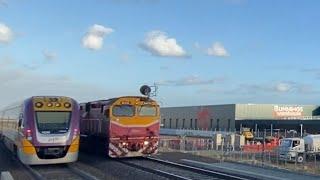 N474 ‘Cheeseburger’ passing Tarneit station